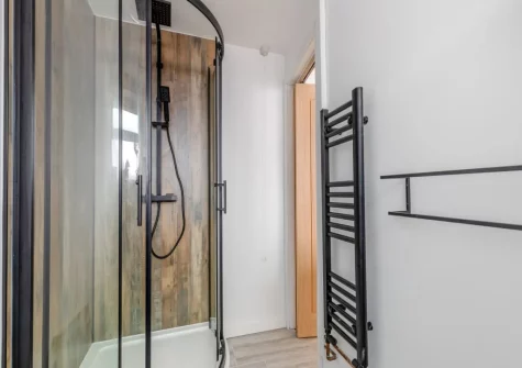 The shower room at Primrose Cottage, Teignmouth