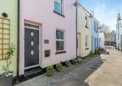 Primrose Cottage is a stylish cottage in Teignmouth, perfectly located for a seaside getaway