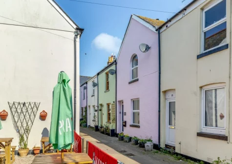 Primrose Cottage is the perfect getaway for foodies, shoppers, families, walkers and beach & water sports lovers due to its enviable central location