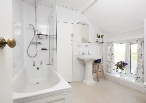The bathroom at Primrose Cottage, Treyarnon