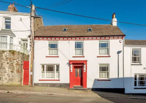 Prospect House is a fabulous family home, superbly presented throughout offering luxurious coastal-style living
