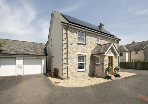 Puffin Way is a spacious, detached four-bedroom holiday home close to the dog-friendly sands of Porthkidney Beach