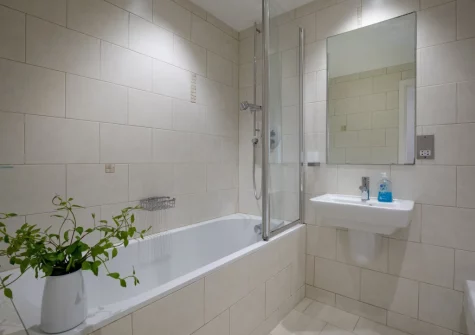 The bathroom at Puffins at Ocean Blue, Treyarnon
