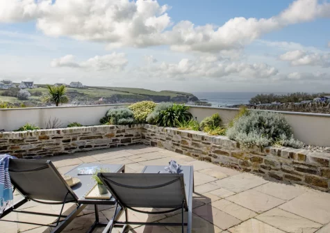 The terrace & outdoor sitting area at Puffins at Ocean Blue, Treyarnon