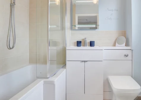 The bathroom at Puffins Retreat, Braunton