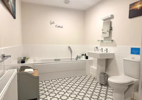The bathroom at Quay West, Lee