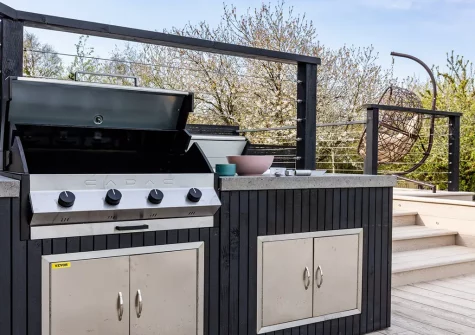 The decked patio & barbecue area at Quay West, Lee