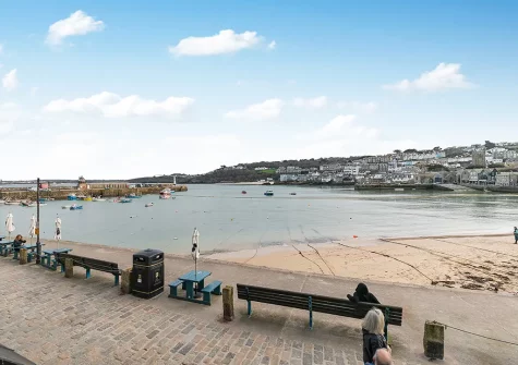 Quayside Apartment is an ideal base for exploring St Ives' four sandy beaches & and everything the town has to offer