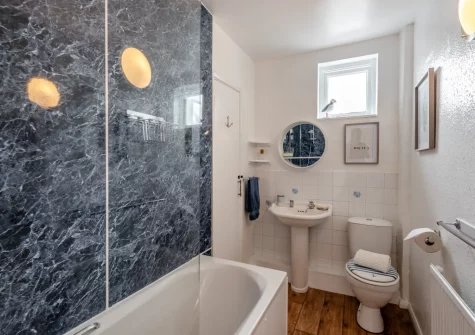The bathroom at Quayside Corner, Appledore