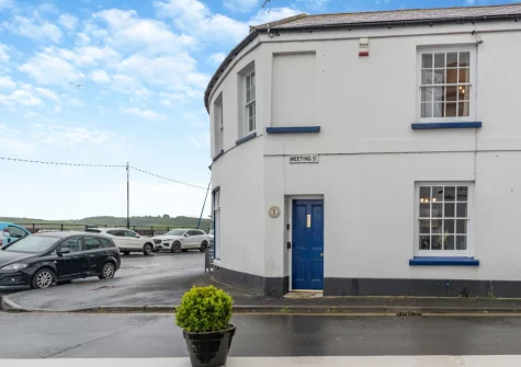 Quayside Corner is a charming & unique corner cottage dating from the 18th-century
