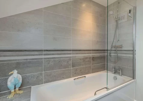 The bathroom at Queens Retreat, Westward Ho!