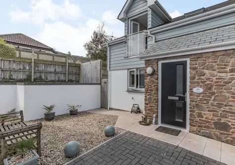 Queens Retreat is a luxury coastal retreat tucked away in a small cul-de-sac, within walking distance of Westward Ho!'s beautiful beach