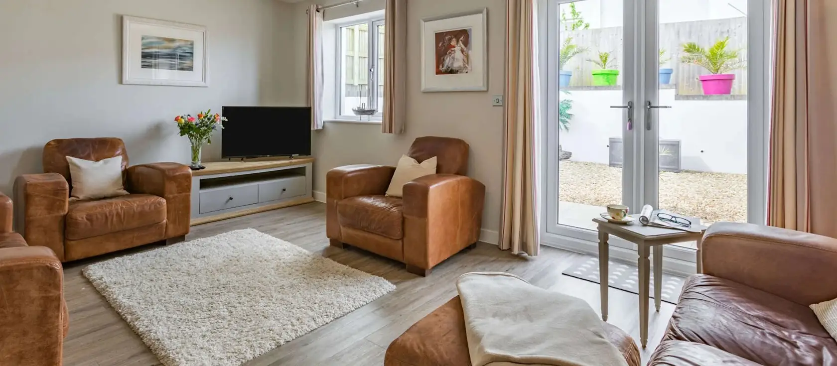 Queens Retreat, Westward Ho! is a luxury 2-bedroom coastal haven tucked away in a peaceful cul-de-sac, just steps from golden sandy shores. Enjoy stylish interiors, private garden with BBQ, and easy access to surf schools and attractions.
