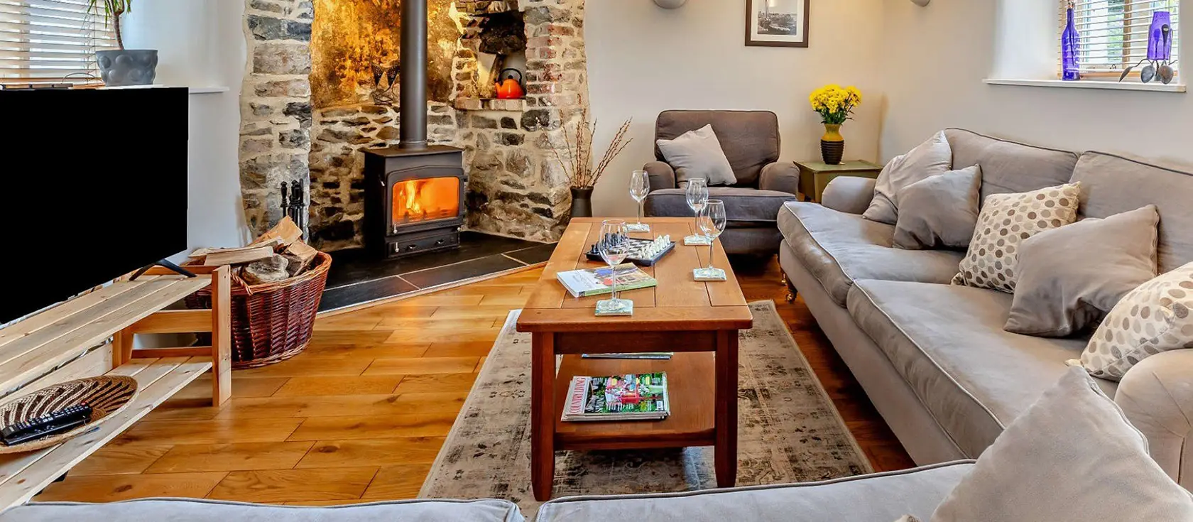 Quintin Cottage, Landkey is a delightful three-bedroom haven with two cosy living spaces, a spacious kitchen/diner, and an enchanting garden featuring a treehouse & trampoline. Perfectly positioned for exploring North Devon's beaches & attractions.