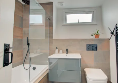 The shower room at Radfords Cottage, Egloshayle