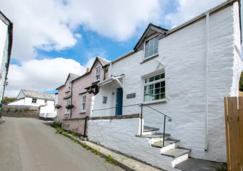 Radfords Cottage is a gorgeous country cottage in Egloshayle with a Cornish coastal theme
