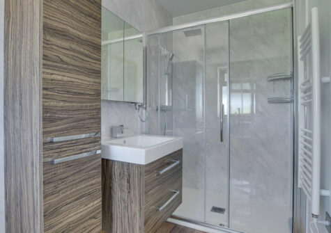 Bedroom #1 en-suite at Rattery Lodge, Rattery