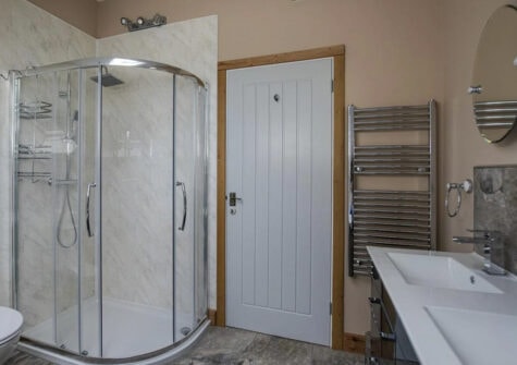 The bathroom at Rattery Lodge, Rattery