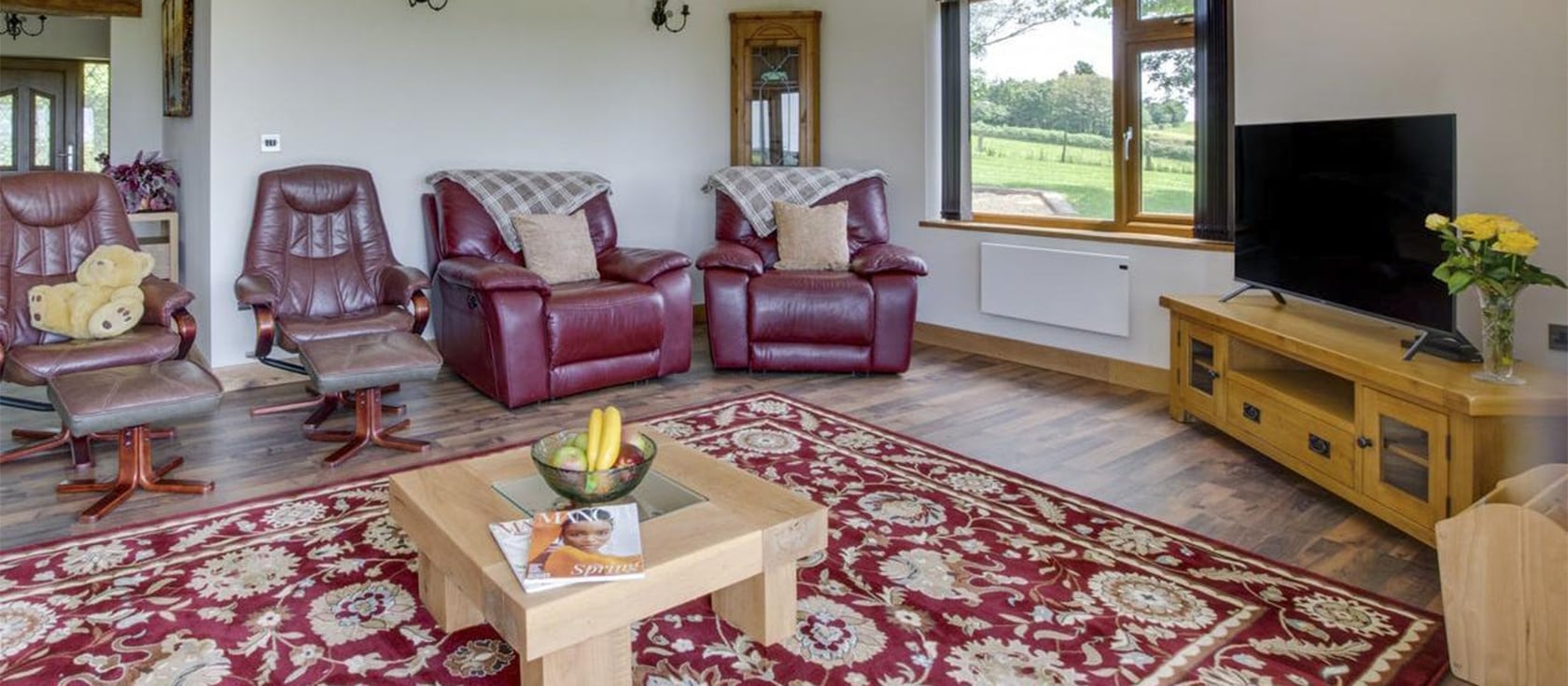 Rattery Lodge, Rattery is a contemporary lodge with open-plan living room, dining area & rustic family kitchen with dishwasher & wine fridge. Four bedrooms two ensuite) all have superb garden views. Close to village pub, Totnes & Dartmoor.