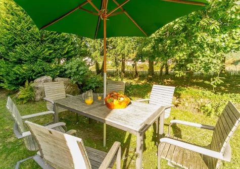 The garden & alfresco dining area at Red River Cabin, Camborne