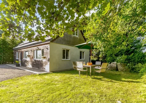 The garden & alfresco dining area at Red River Cabin, Camborne