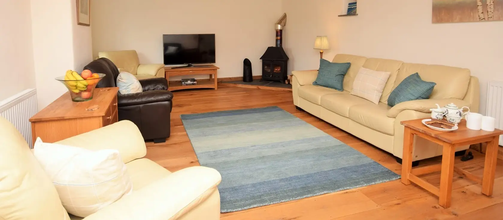 Reddivallen, Trevalga is a charming 4-bedroom house in Cornwall, offering a blend of rustic elegance and modern comfort, ideal for family vacations. This barn conversion is a prime spot to explore Tintagel, Boscastle, & the beaches of North Cornwall