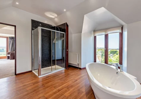 Bedroom #11 en-suite bathroom at Redland House, Instow