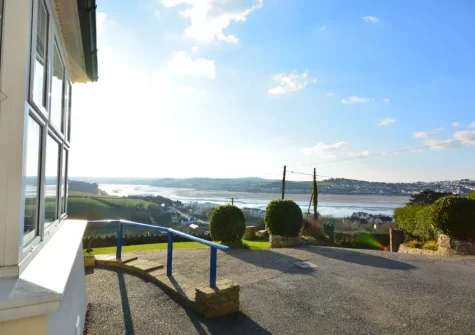 Redland House is a spacious & stylish house with stunning river views