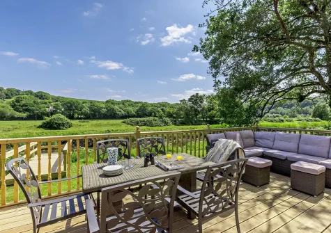 The decked patio, alfresco dining & outdoor sitting area at Ridd Cottage, Weare Giffard