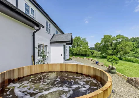 The wood-fired hot tub at Ridd Cottage, Weare Giffard
