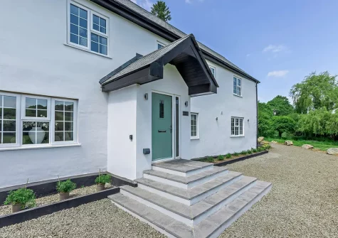 Ridd Cottage is an idyllic & stylish reverse-level cottage nestling on the banks of the River Torridge