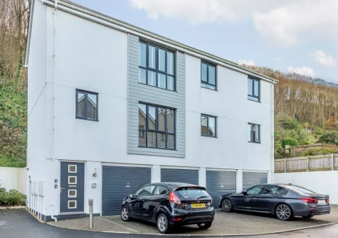 Ridge View Apartment is a gorgeous coastal apartment with two bedrooms, two bathrooms and parking