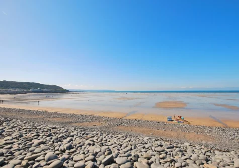 It's just a 3 minute drive or 15 minute walk to Westward Ho!'s golden sandy beach
