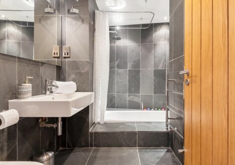 The bathroom at Riding Through The Clouds, Wherrytown