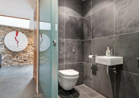 The bathroom at Riding Through The Clouds, Wherrytown