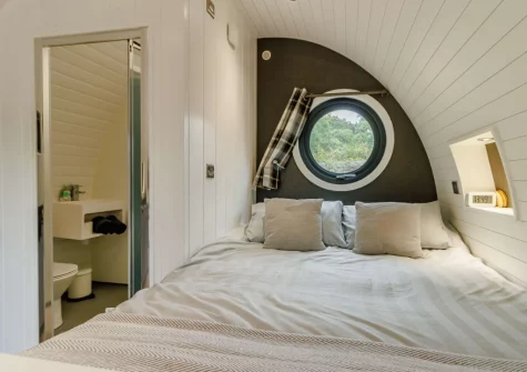 The sleeping area & shower room at River Avon Retreat, Avonwick