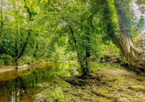 River Avon Retreat is in an idyllic location beside the River Avon with a great range of amenities nearby
