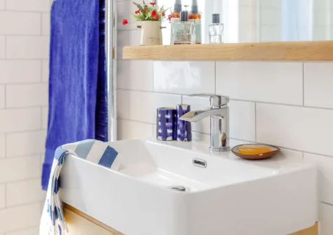 The bathroom at River Cottage, Polruan