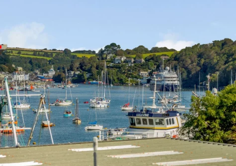 River Cottage is perfectly situated overlooking the River Fowey just a stone's throw from the quayside, beach, pubs & village amenities