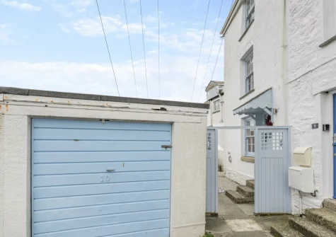 River Watch is a contemporary cottage Located in the centre of beautiful Fowey with scenic views of the river