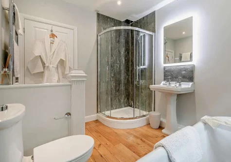 The bathroom at Riverbank Rose, Relubbus