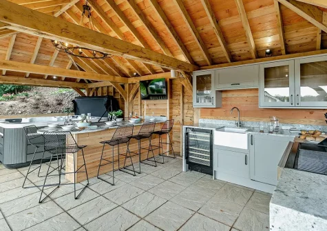 The outdoor kitchen & alfresco dining area at Riverbank Rose, Relubbus