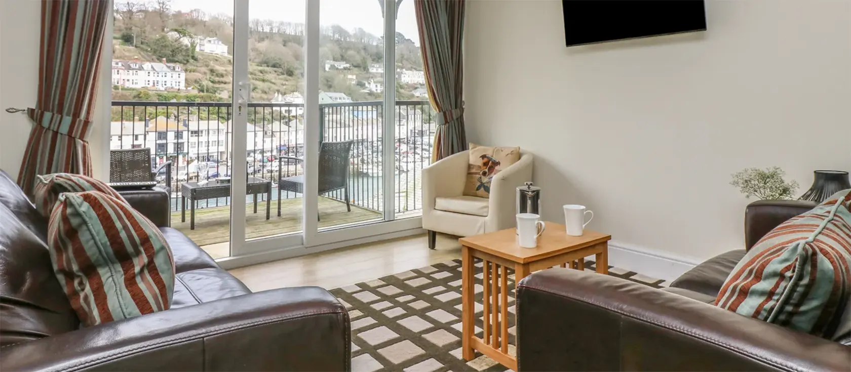 Rivercrest, Looe is a delightful 2-bedroom cottage offering a perfect blend of comfort and convenience. Boasting a modern kitchen, a cozy living area, and a balcony and terrace, it's an ideal base for a family holiday in the heart of Cornwall.