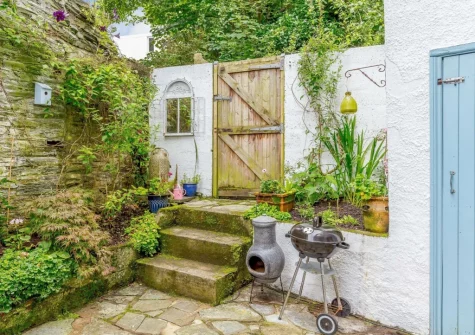 The patio garden, barbecue & alfresco dining area at Rivers Brink, Boscastle