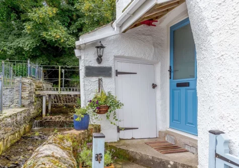 Rivers Brink is an attractive cottage situated in an elevated position above the harbour