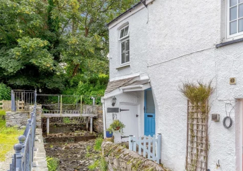 Rivers Brink is an attractive cottage situated in an elevated position above the harbour