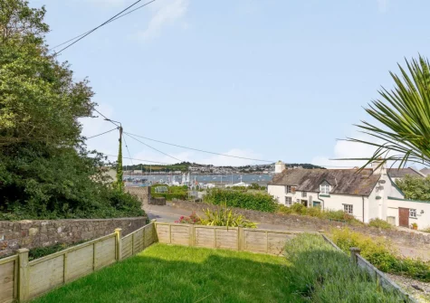The enclosed front garden at Rivers Meet, Instow