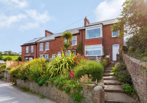 Rivers Meet is a stunning period holiday home with enclosed front & rear garden and a mix of countryside & estuary views