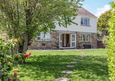 The enclosed garden with a large lawn at Riverside, Marazion