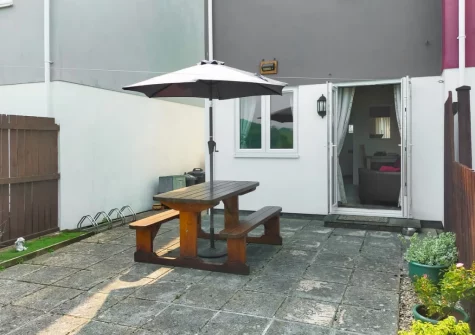 The patio garden & alfresco dining area at Riverside Mews, Bideford